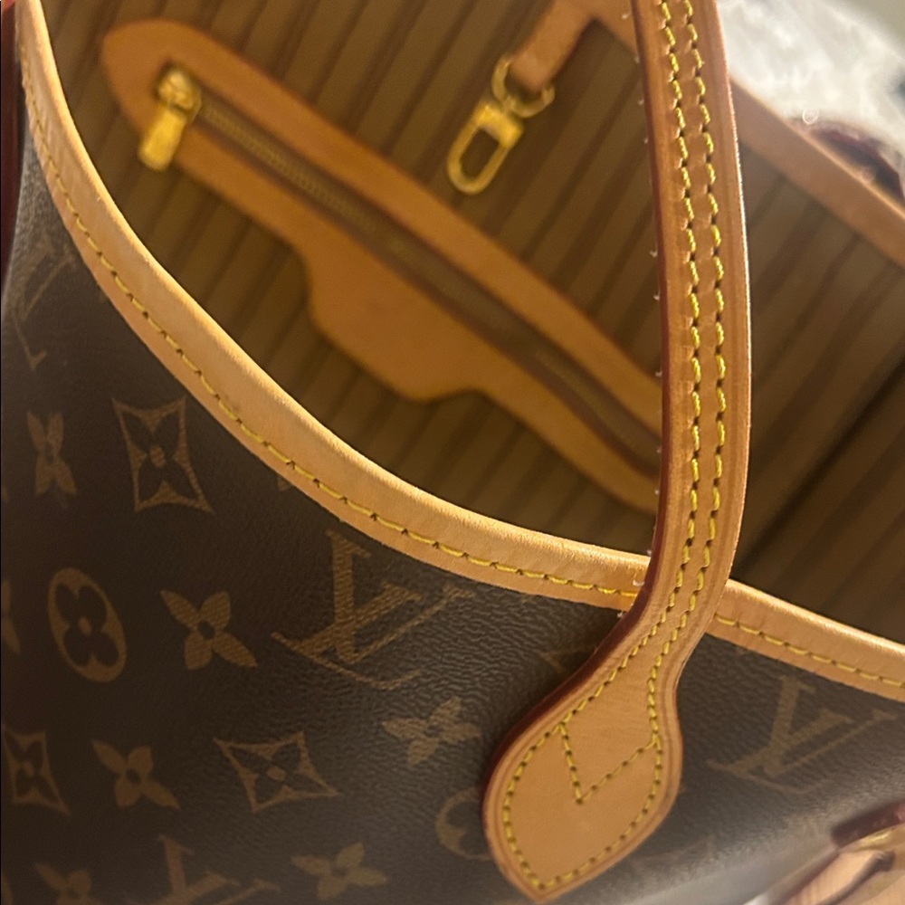 Louis Vuitton Brown Monogram Tote , 2019, MM - Picture 4 of 13